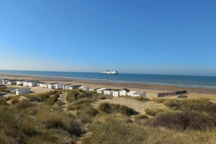 Blokarten op het strand langs de Noordzee