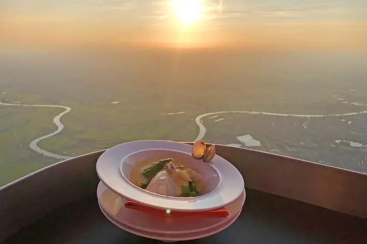 Dineren in een luchtballon boven Gelderland
