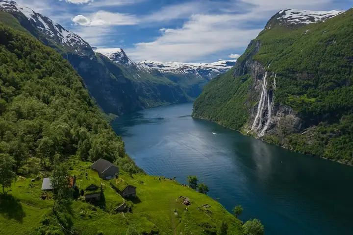 Varen en kajakken door de fjorden van West-Noorwegen