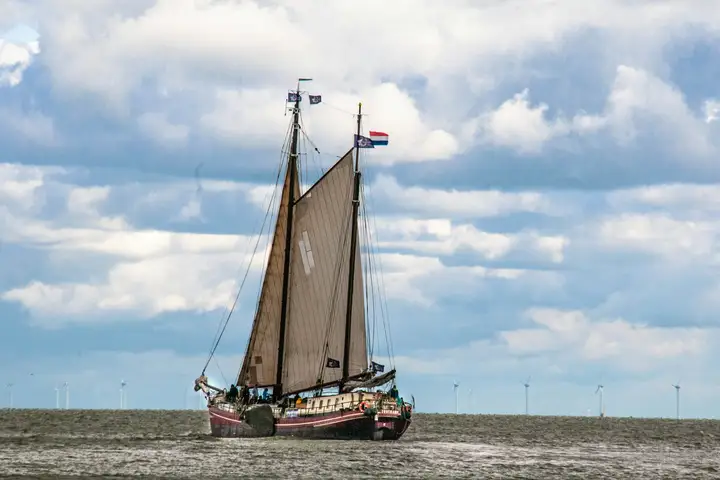 Zeilen op een platbodem over het wad
