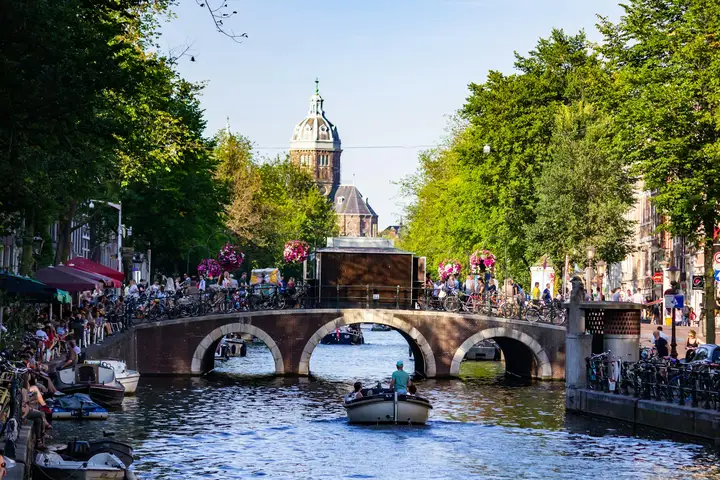 Zelf varen door de Amsterdamse grachten